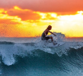 Surf : un sport nautique plein d’adrénaline